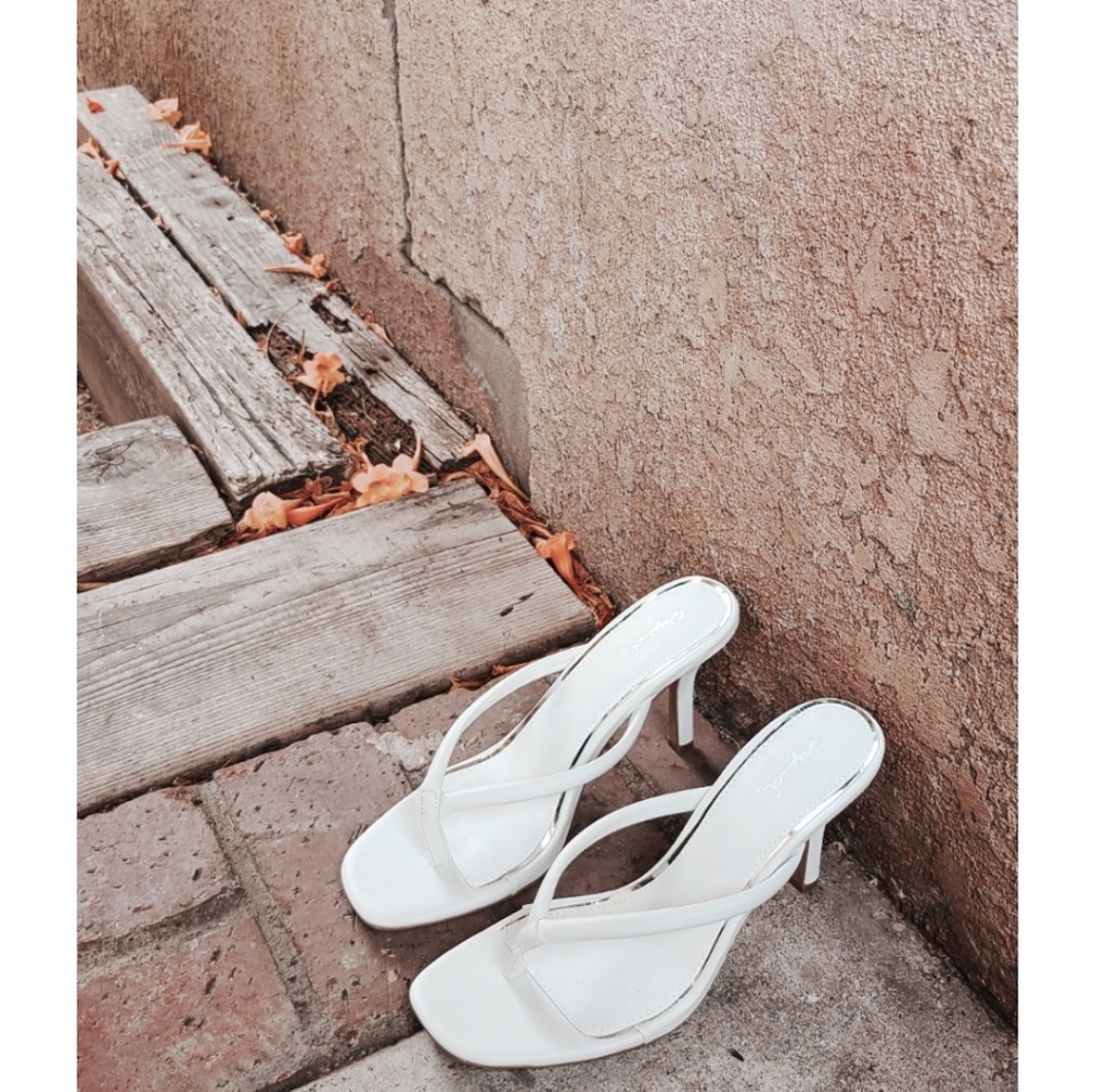 🚨//Girls night out Collection//White thong sandal - Picture 5 of 5